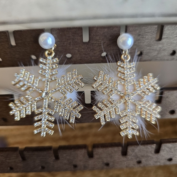 Fashion Jewelry Faux Pearl, Snowflake Gold  and Crystal Earrings with fuzzy back - Picture 3 of 5